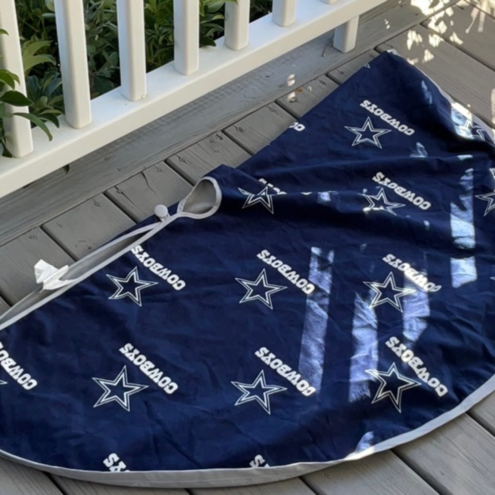 NFL Pegasus Sports Christmas’ Tree Skirt. Dallas Cowboys.  With Team Ornament